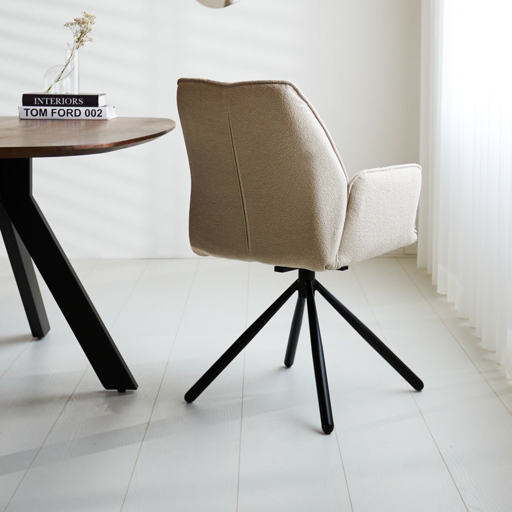 Spisestuestol Novan bouclé Dimehouse Beige LxBxH 67x59x57 Stof Atmosfærisk foto diagonalt set bagfra