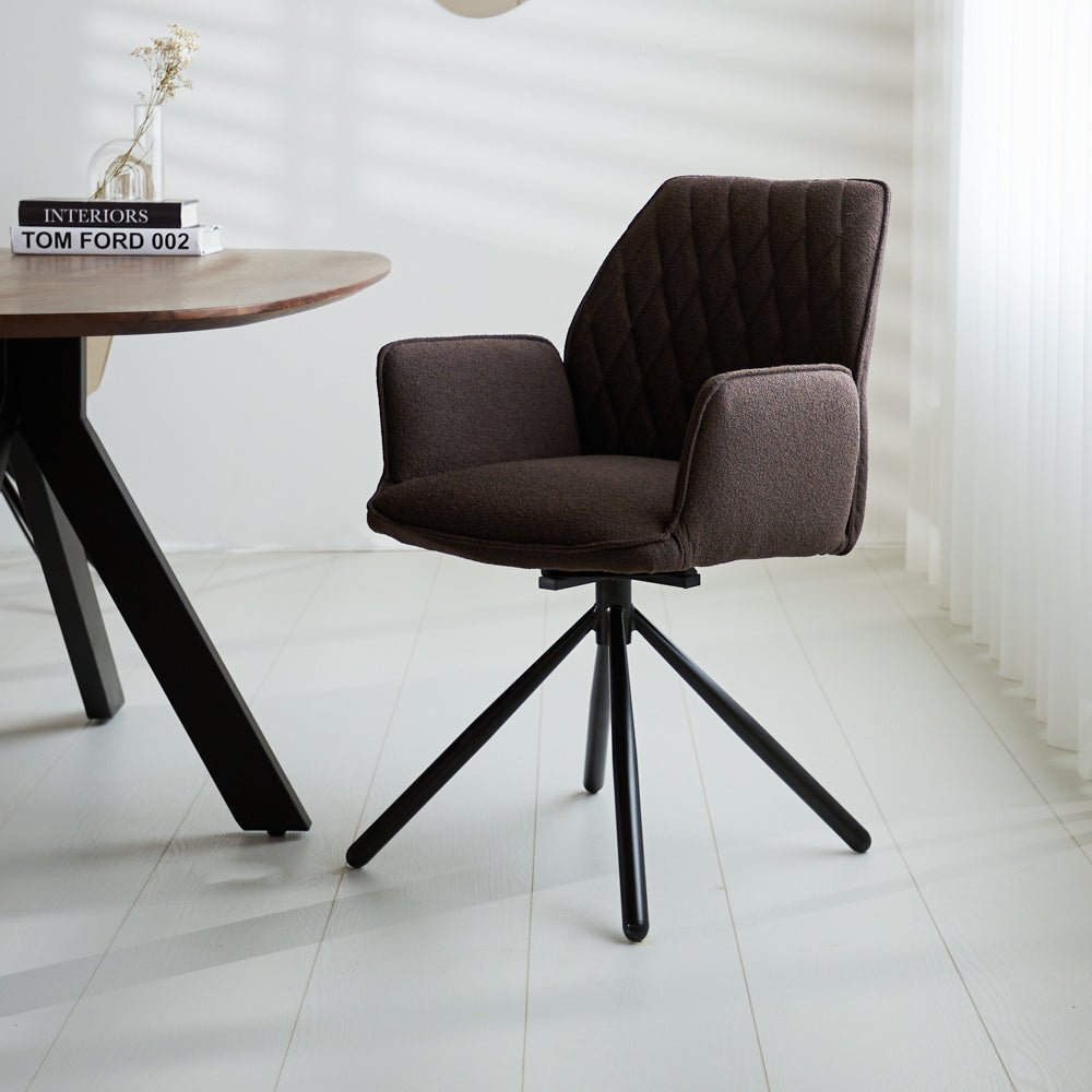 Spisestuestol Novan bouclé Dimehouse Brun LxBxH 67x59x57 Stof Atmosfærisk foto diagonalt set forfra