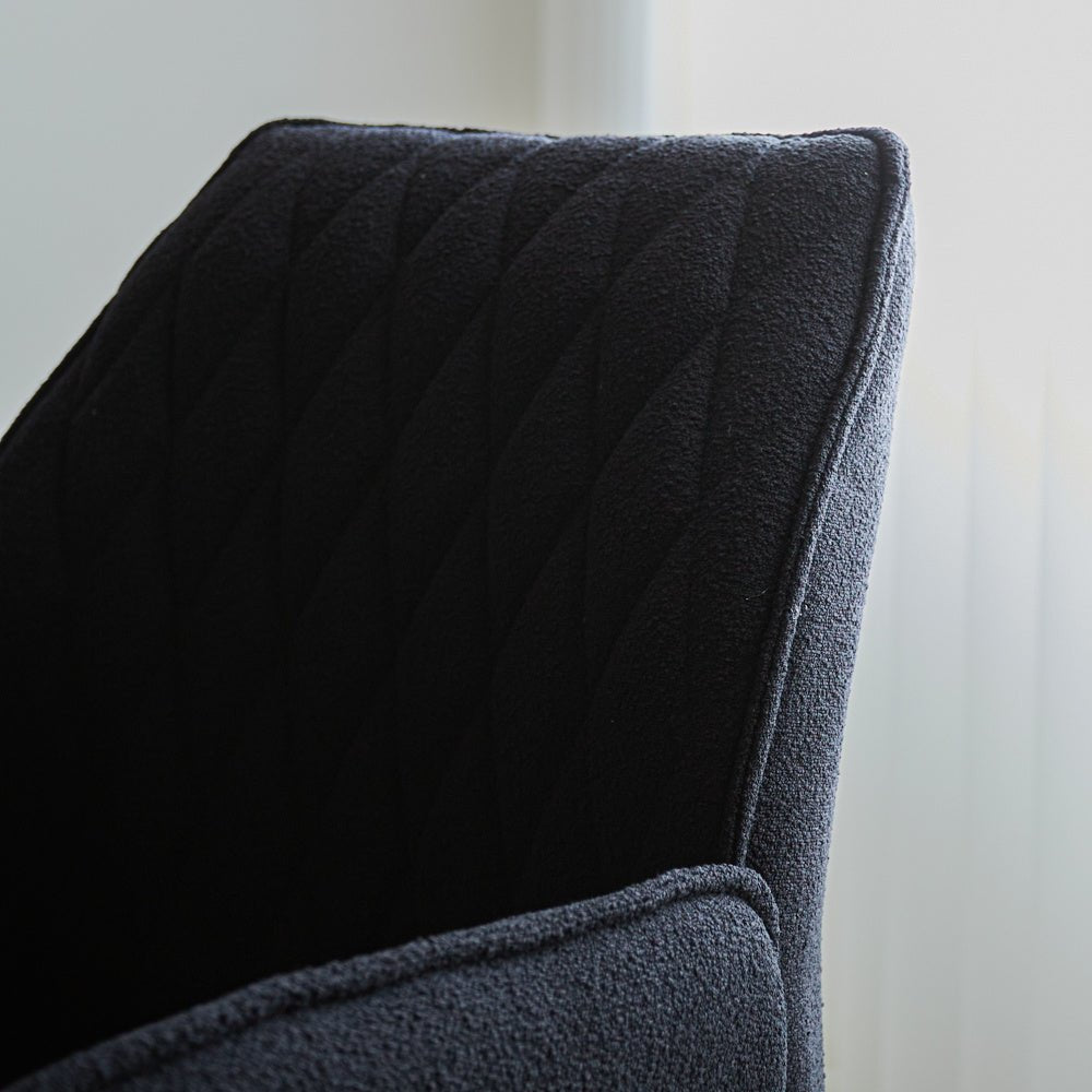 Spisestuestol Novan bouclé Dimehouse Sort LxBxH 67x59x57 Stof Atmosfærisk fotodetalje