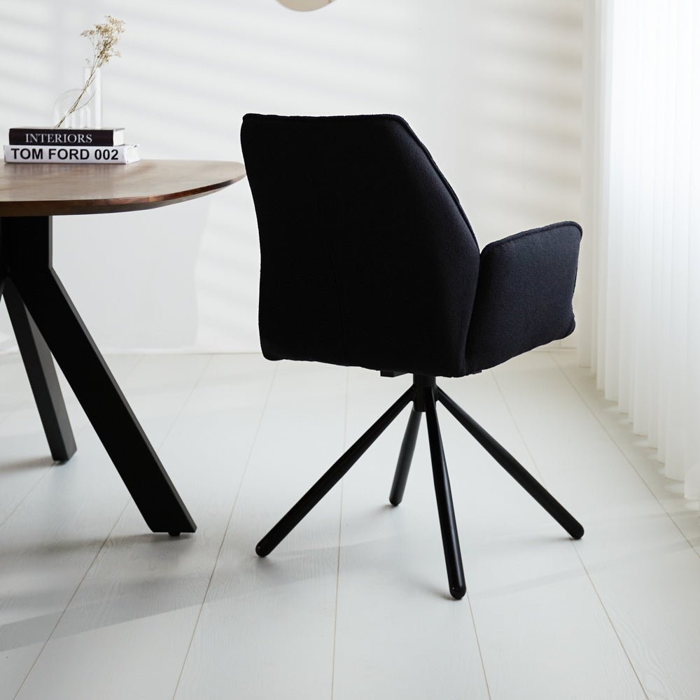 Spisestuestol Novan bouclé Dimehouse Sort LxBxH 67x59x57 Stof Atmosfærisk foto diagonalt set bagfra