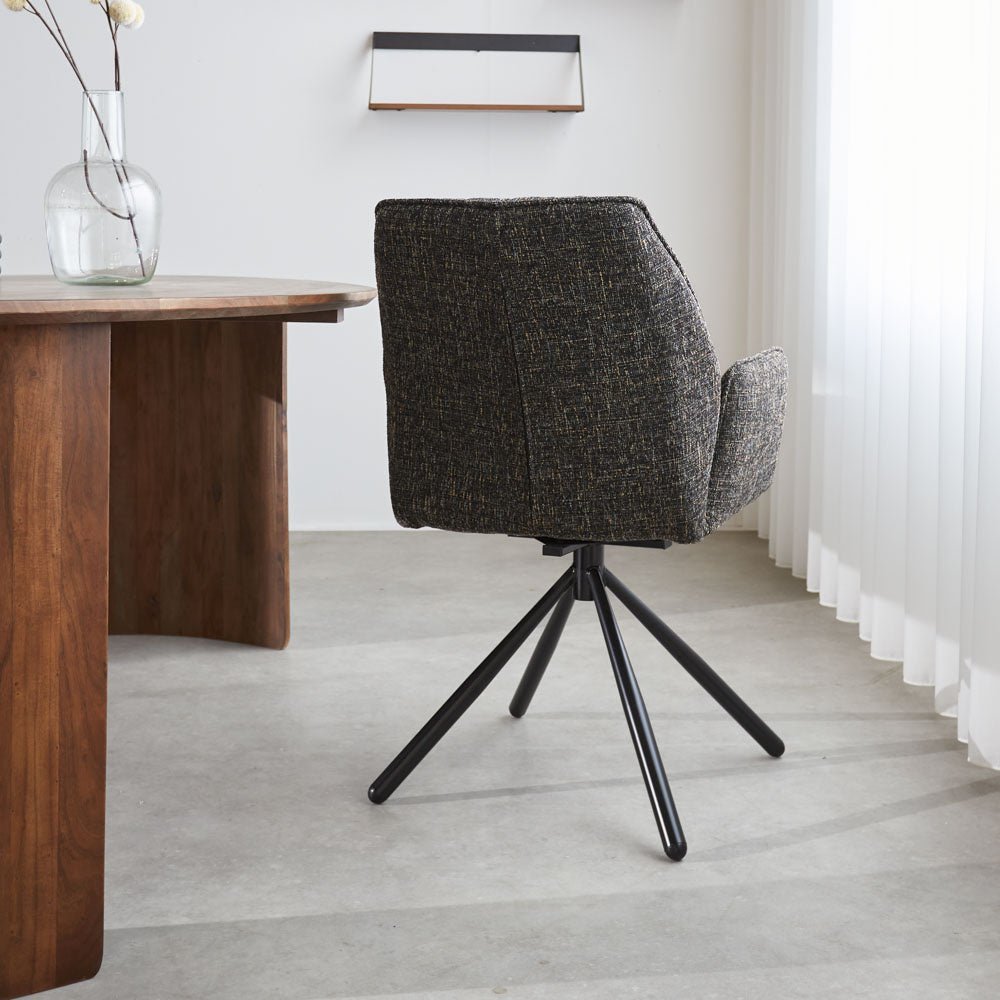 Spisestuestol Novan chenille Dimehouse Sort LxBxH 71x64x56 Stof Atmosfærisk foto diagonalt set bagfra