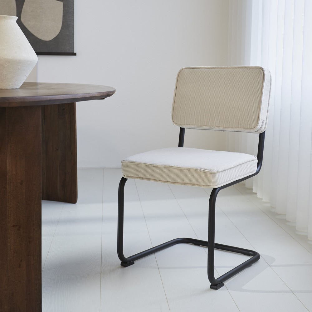 Spisestuestol Remo ribbet stof Dimehouse Beige LxBxH 56x55x52 Rib stof Atmosfærisk foto diagonalt set forfra