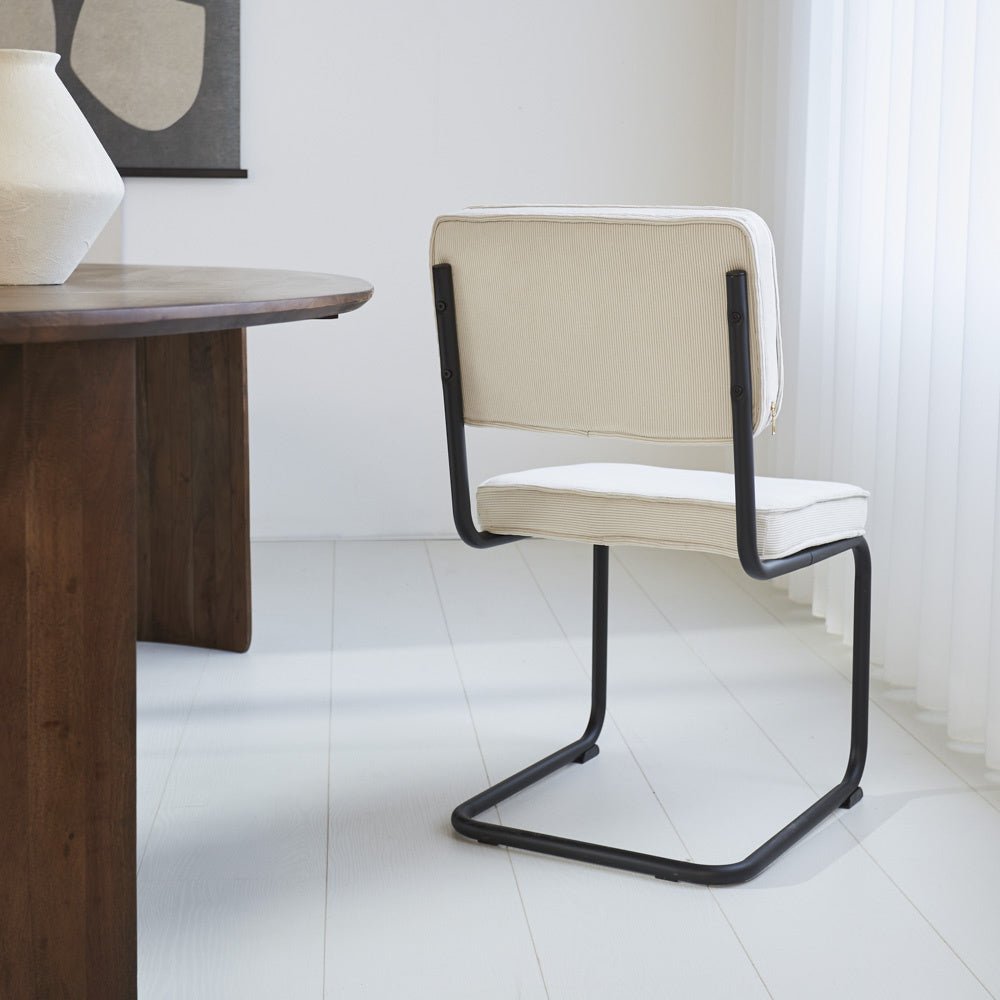Spisestuestol Remo ribbet stof Dimehouse Beige LxBxH 56x55x52 Rib stof Atmosfærisk foto diagonalt set bagfra