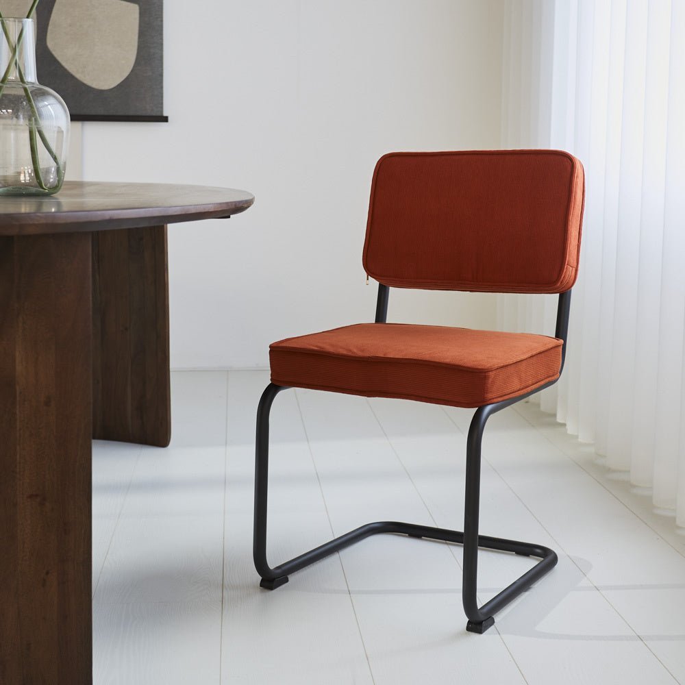 Spisestuestol Remo ribbet stof Dimehouse Rust LxBxH 56x55x52 Rib stof Atmosfærisk foto diagonalt set forfra