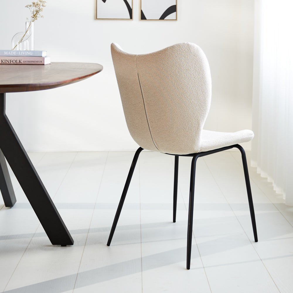 Spisestuestol Sia Dimehouse Beige LxBxH 72x55x51 Stof Atmosfærisk foto diagonalt set bagfra