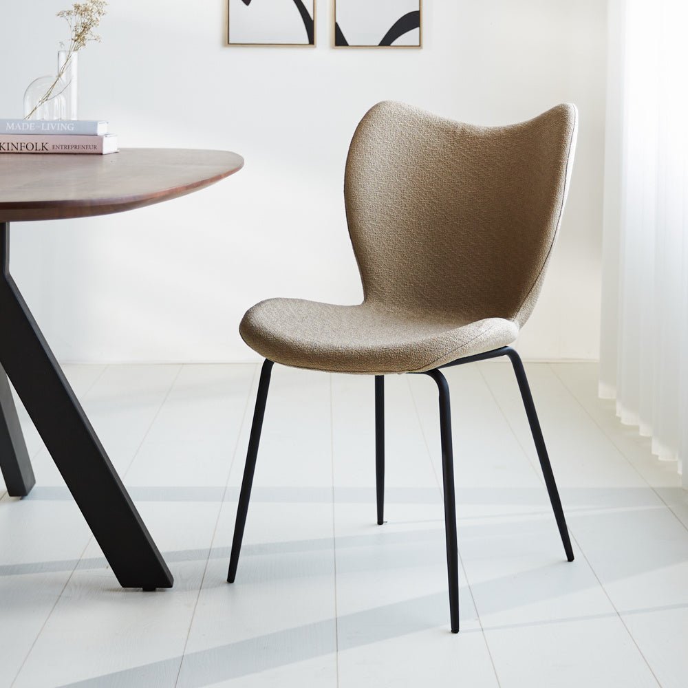 Spisestuestol Sia Dimehouse Taupe LxBxH 72x55x51 Stof Atmosfærisk foto diagonalt set forfra