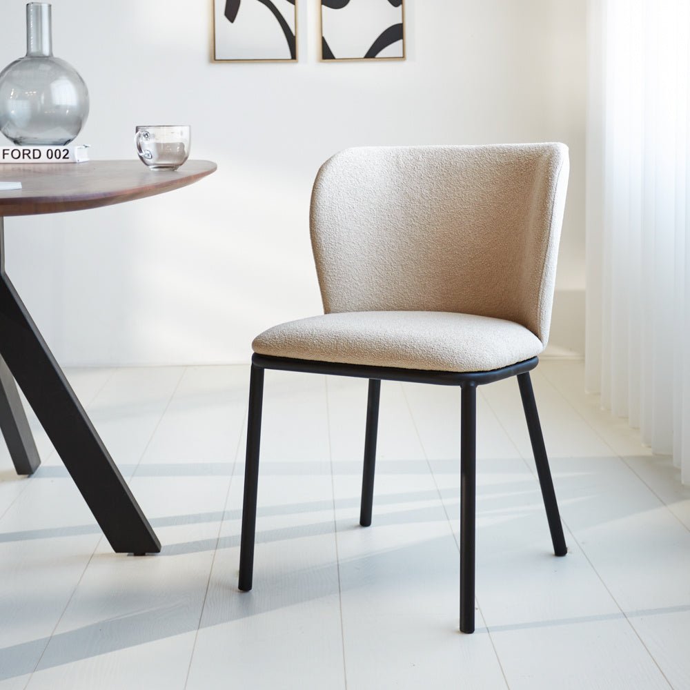 Spisestuestol Tess Dimehouse Beige LxBxH 65x62x56 Stof Atmosfærisk foto diagonalt set forfra