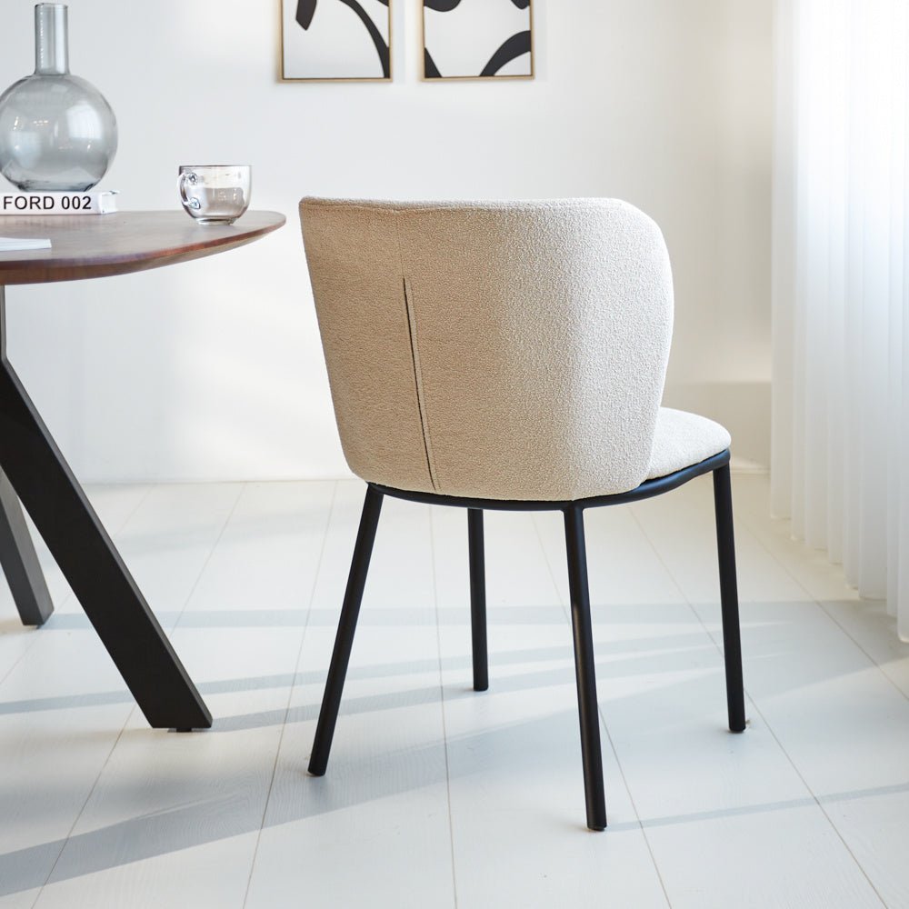 Spisestuestol Tess Dimehouse Beige LxBxH 65x62x56 Stof Atmosfærisk foto diagonalt set bagfra