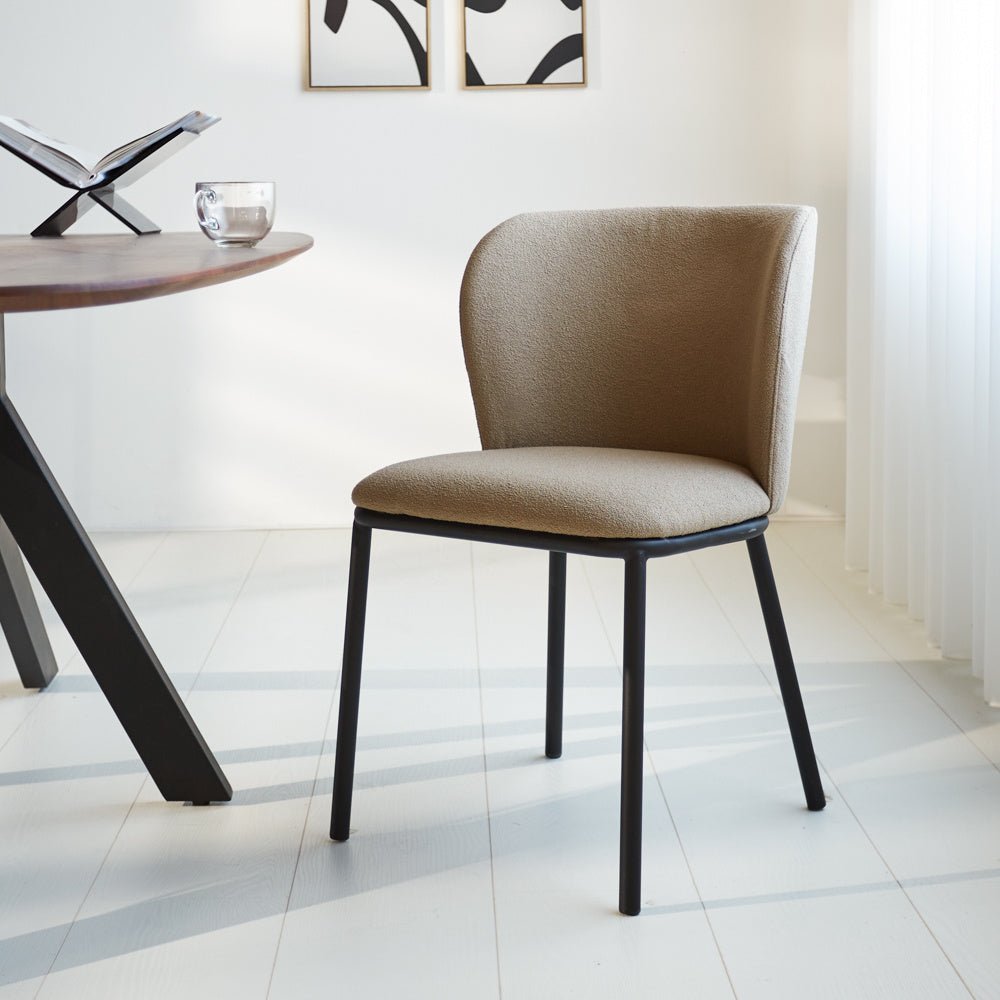 Spisestuestol Tess Dimehouse Taupe LxBxH 65x62x56 Stof Atmosfærisk foto diagonalt set forfra