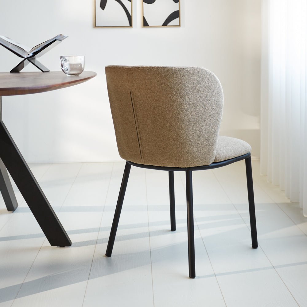 Spisestuestol Tess Dimehouse Taupe LxBxH 65x62x56 Stof Atmosfærisk foto diagonalt set bagfra
