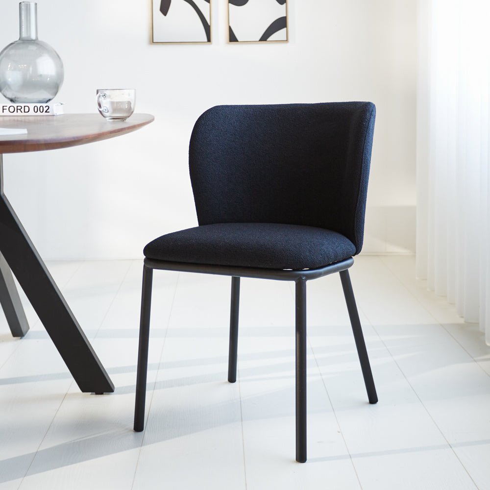 Spisestuestol Tess Dimehouse Sort LxBxH 65x62x56 Stof Atmosfærisk foto diagonalt set forfra