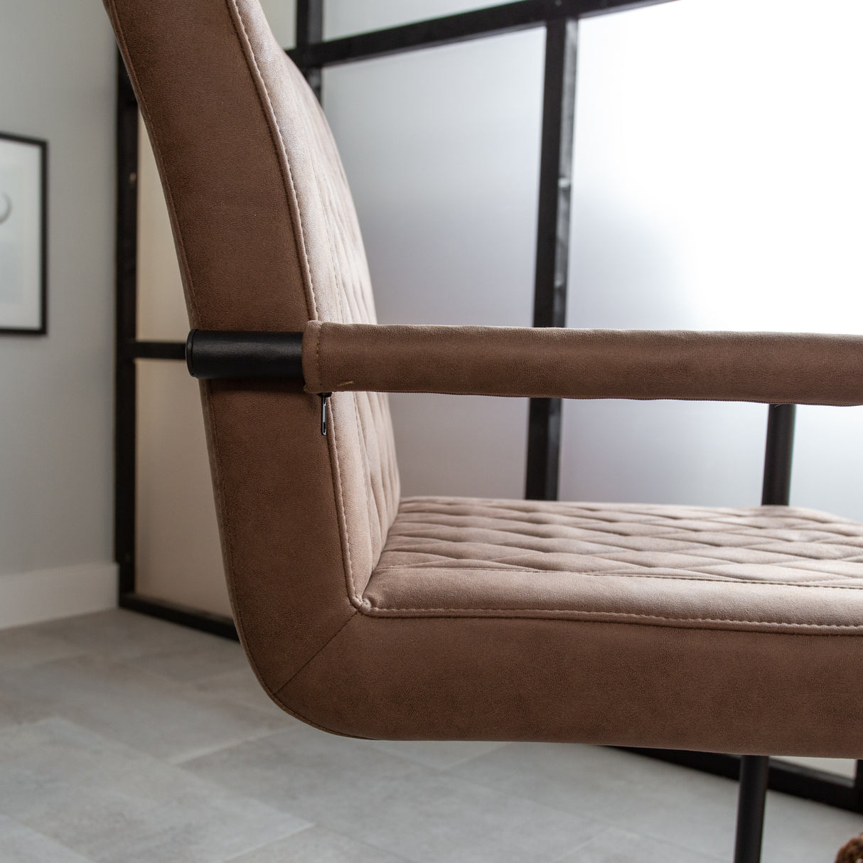 Spisestuestol Dean Dimehouse Taupe LxBxH 70x58x57 Stof Atmosfære foto anderledes
