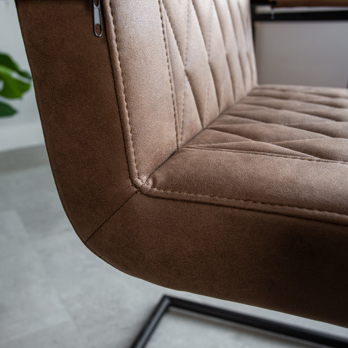 Spisestuestol Dean Dimehouse Taupe LxBxH 70x58x57 Stof Atmosfærisk fotodetalje