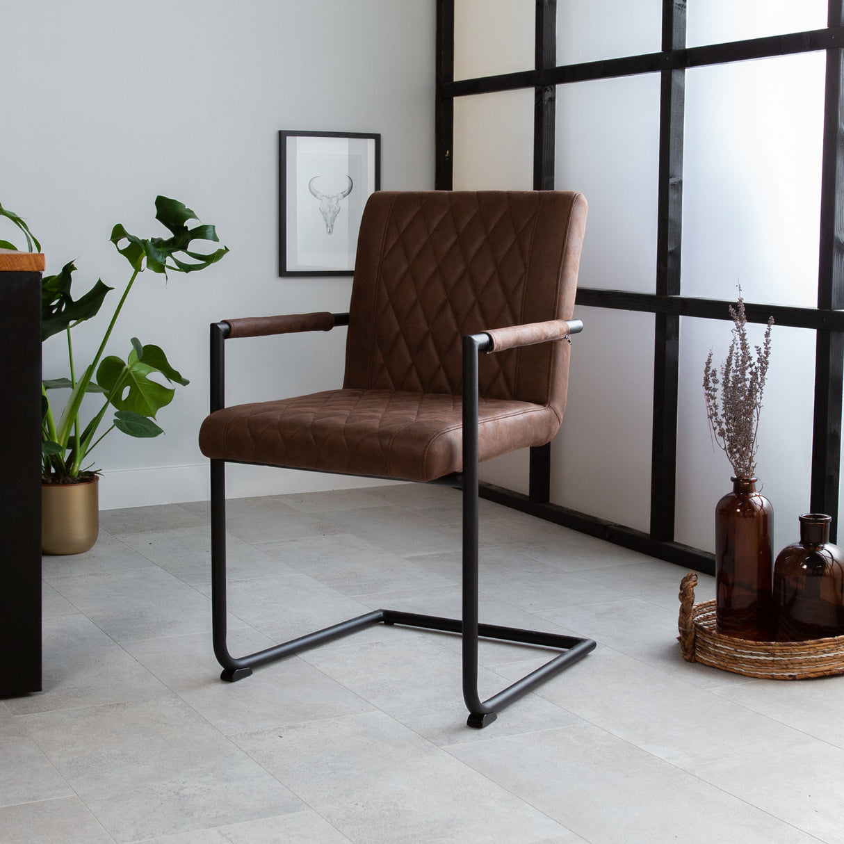 Spisestuestol Dean Dimehouse Brun LxBxH 70x58x57 Stof Atmosfærisk foto diagonalt set forfra