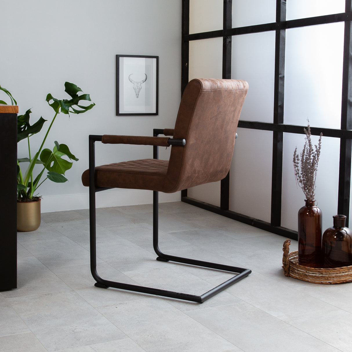Spisestuestol Dean Dimehouse Brun LxBxH 70x58x57 Stof Atmosfærisk foto diagonalt set bagfra