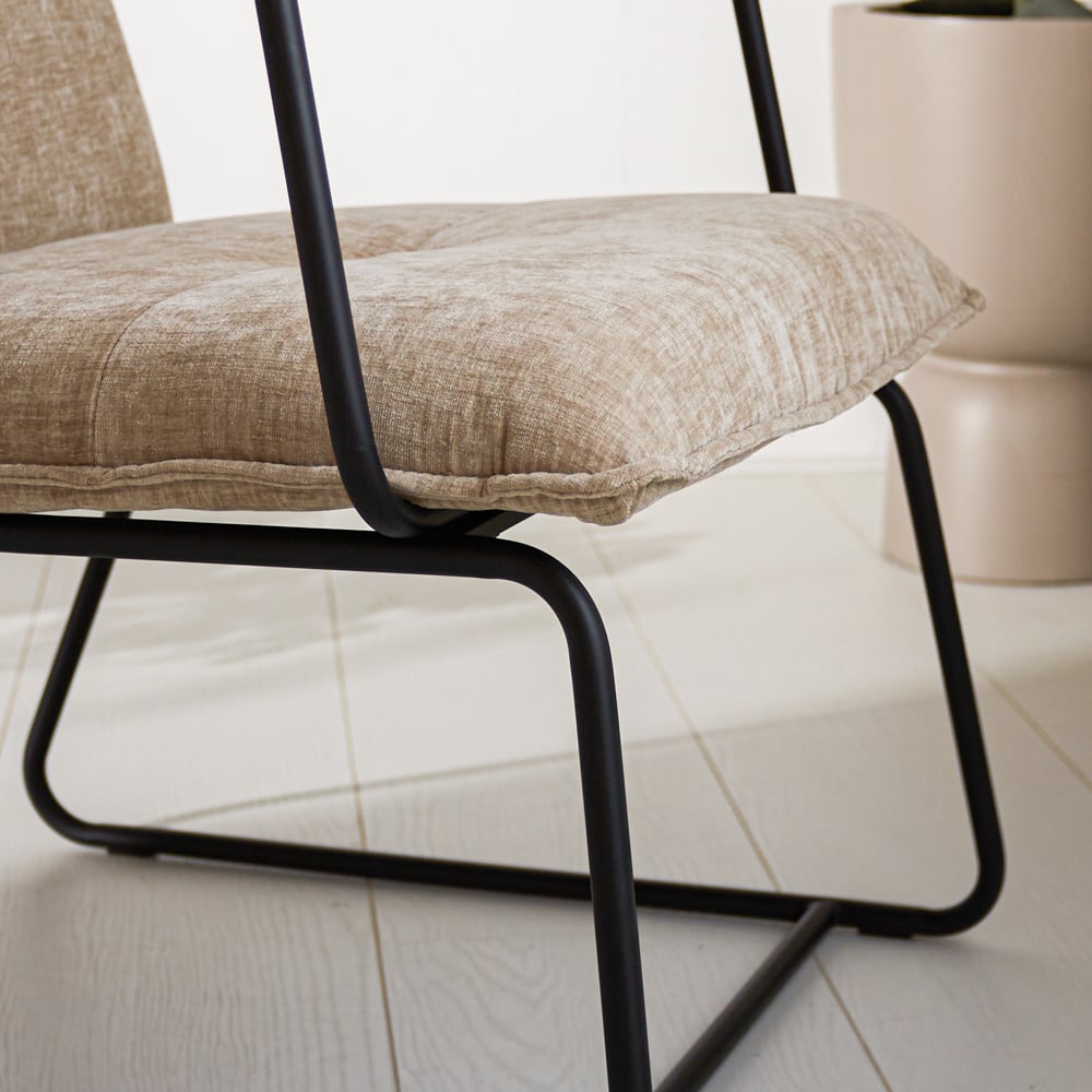 Hailey Chenille lænestol Dimehouse Beige LxBxH 66x64x37 Stof Atmosfærisk fotodetalje