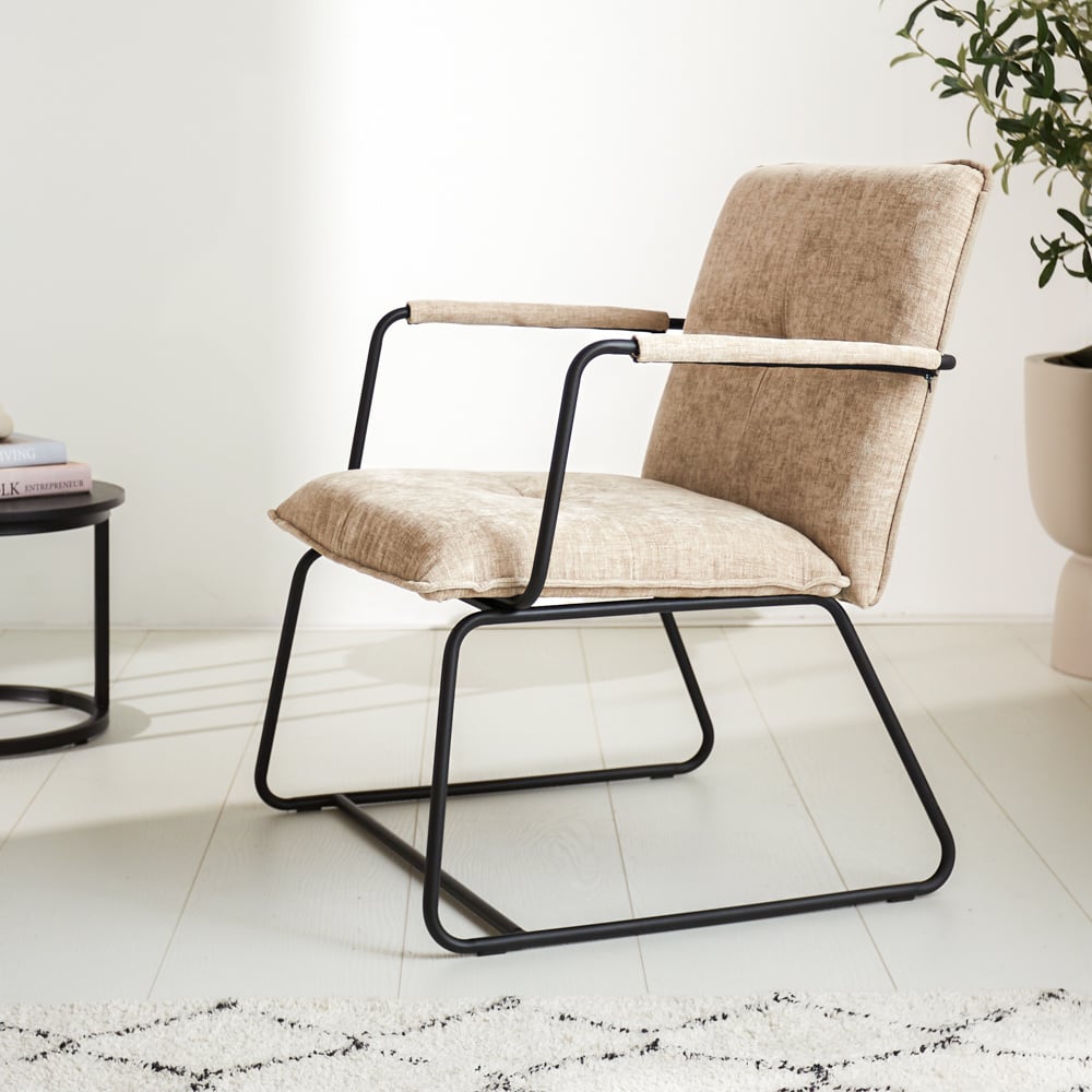 Hailey Chenille lænestol Dimehouse Beige LxBxH 66x64x37 Stof Atmosfærisk foto fra siden