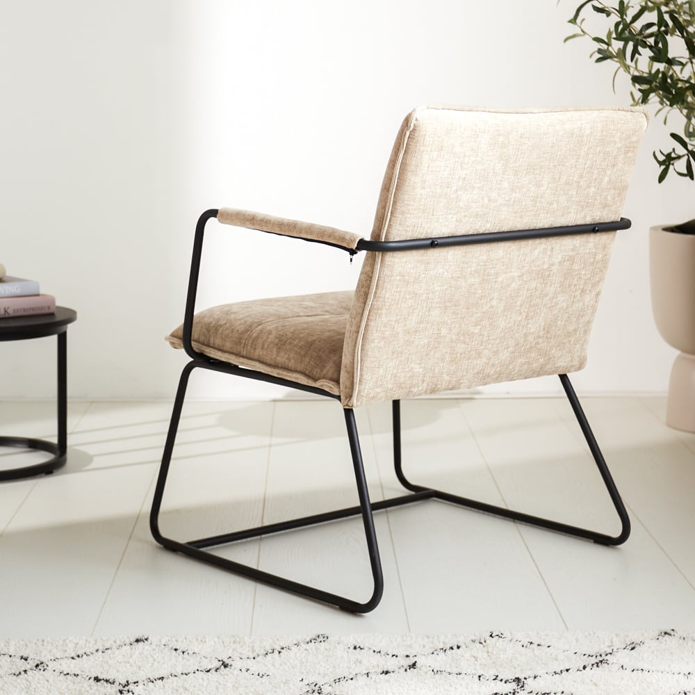 Hailey Chenille lænestol Dimehouse Beige LxBxH 66x64x37 Stof Atmosfærisk foto diagonalt set bagfra