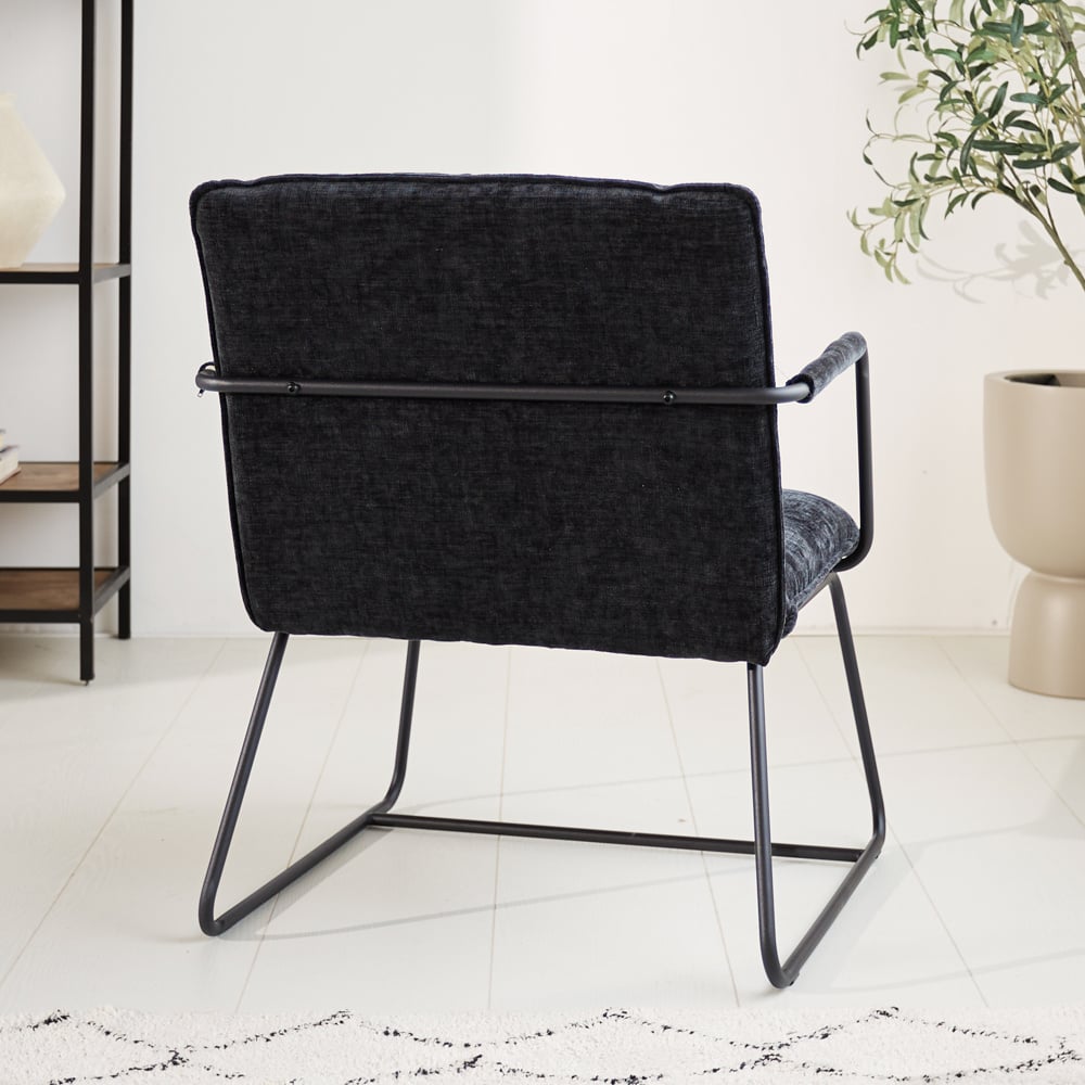 Hailey Chenille lænestol Dimehouse Sort LxBxH 66x64x37 Stof Atmosfærisk foto diagonalt set bagfra