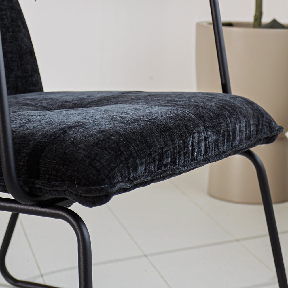 Hailey Chenille lænestol Dimehouse Sort LxBxH 66x64x37 Stof Atmosfærisk fotodetalje