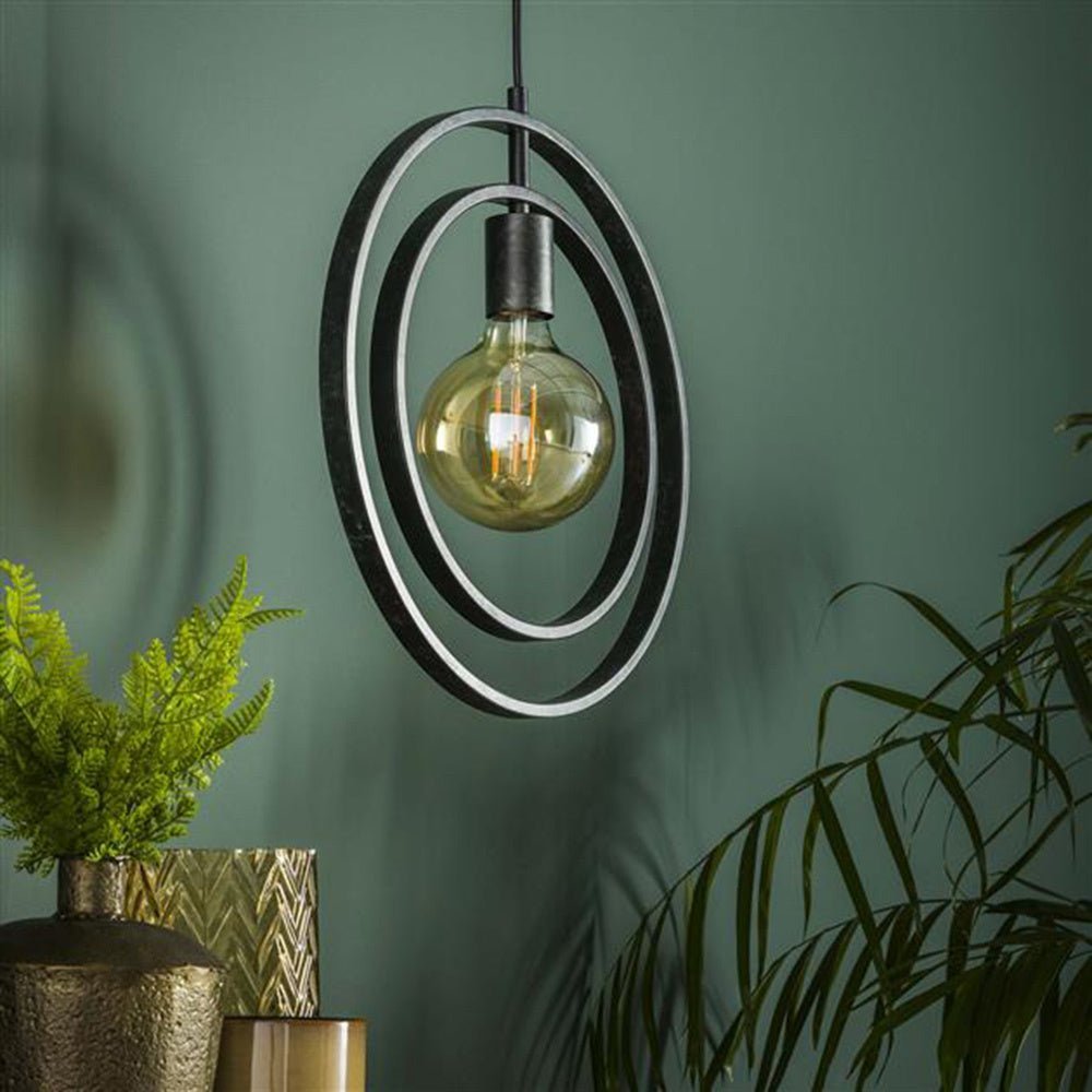Hængelampe Otan DH Interiør Charcoal LxBxH 46x46x10 Metal Atmosfærisk foto diagonalt set forfra
