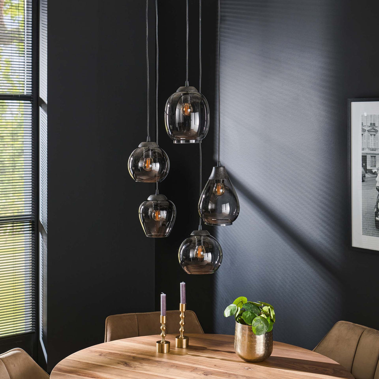 Hængelampe Felien Chrome DH Interiør Forkromet LxBxH 150x43x43 Glas Atmosfærisk foto diagonalt set forfra