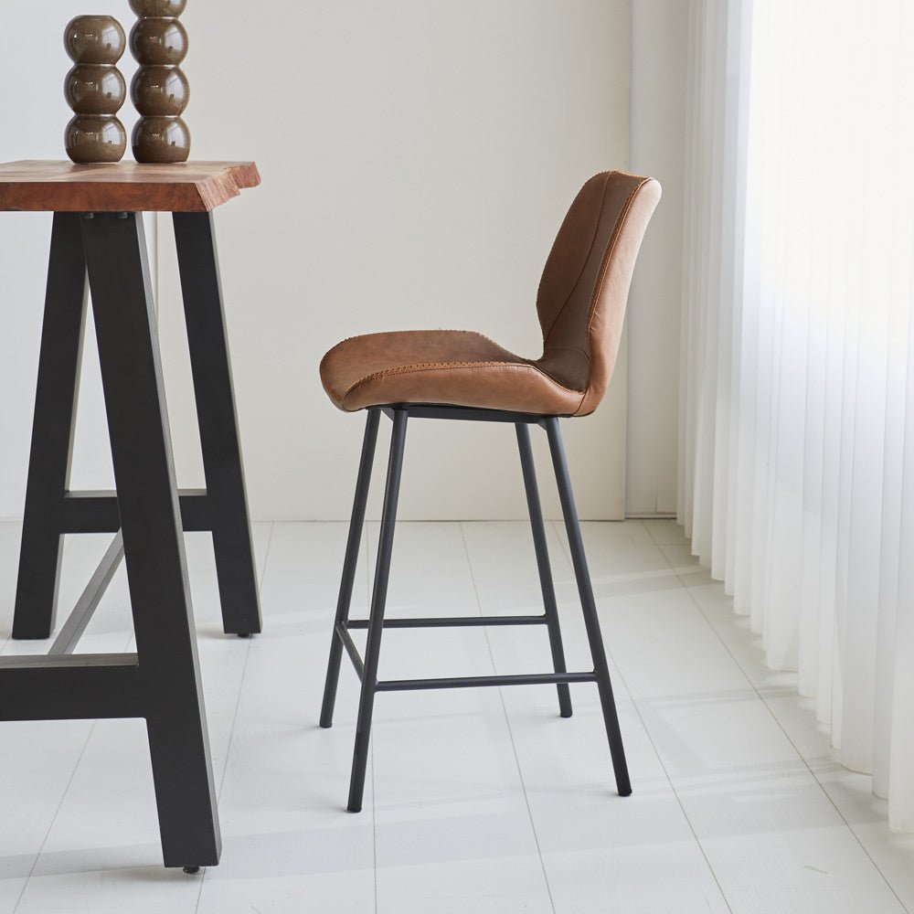 Barstol Beau kunstlæder Dimehouse Cognac LxBxH 84x54x52 Kunstlæder Atmosfærisk foto set fra siden