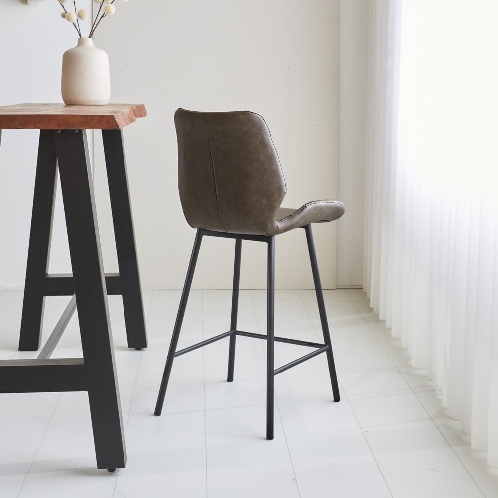 Barstol Beau kunstlæder Dimehouse Taupe LxBxH 84x54x52 Kunstlæder Atmosfærisk foto diagonalt set bagfra