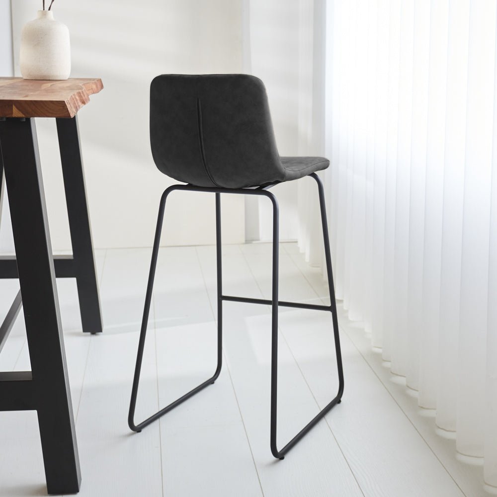 Barstol Brentt Dimehouse Antracit LxBxH 84x60x49 mikrofiber Atmosfærisk foto diagonalt set bagfra