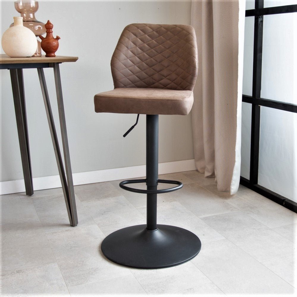 Barstol Grizzly Dimehouse Taupe LxBxH 65x56x52 Microfiber Atmosfærisk foto diagonalt set forfra