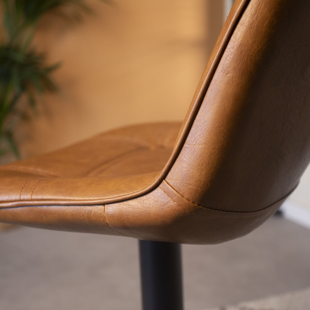 Barstol Jason Dimehouse Cognac LxBxH 82x52x39 Kunstlæder Atmosfærisk fotodetalje