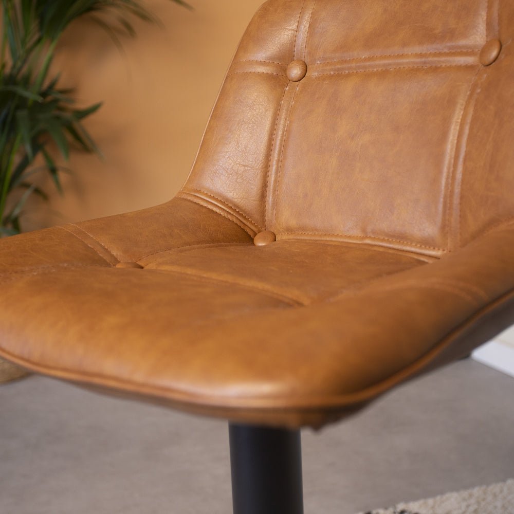 Barstol Jason Dimehouse Cognac LxBxH 82x52x39 Kunstlæder Atmosfærisk fotodetalje
