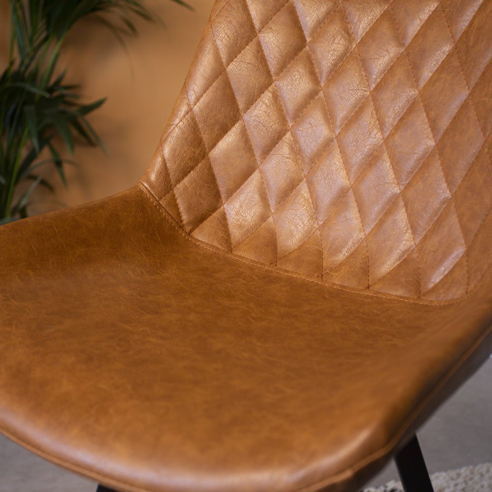 Barstol Juno Dimehouse Cognac LxBxH 86x56x56 Kunstlæder Atmosfærisk fotodetalje