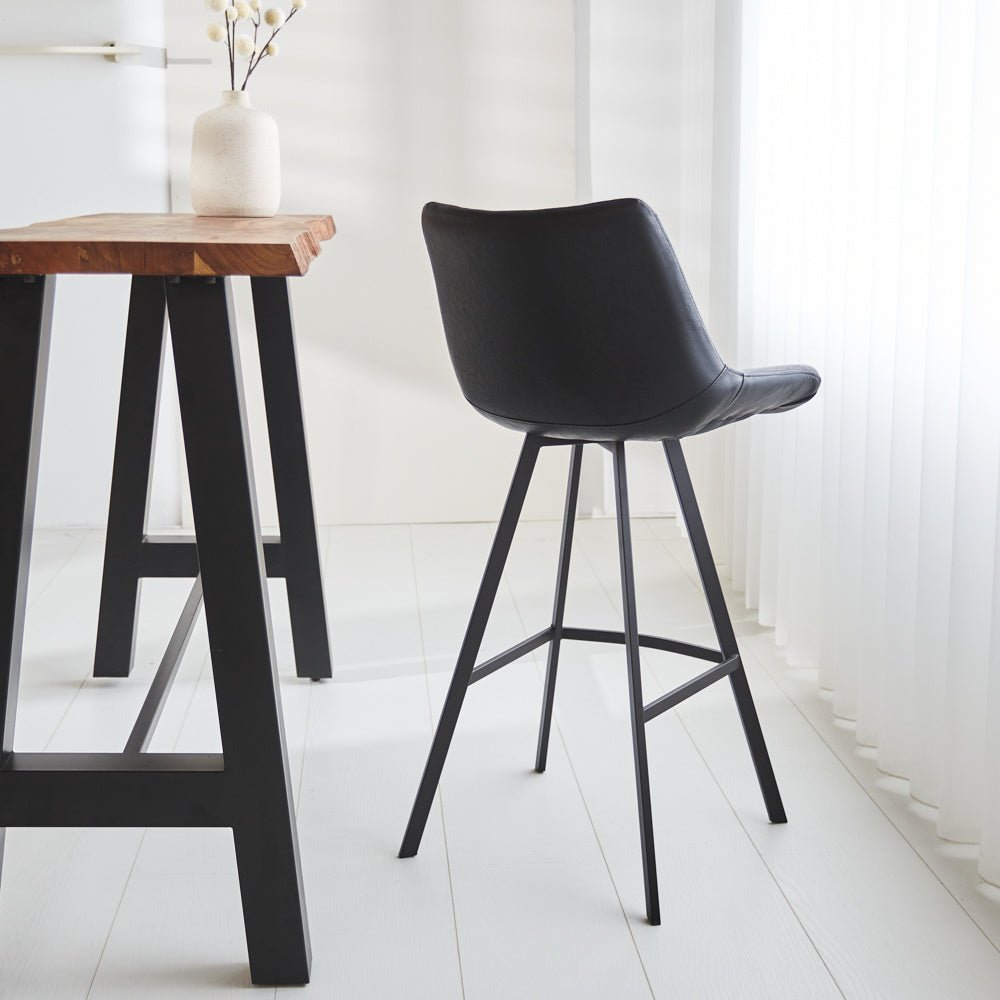 Barstol Juno Dimehouse Sort LxBxH 86x56x56 Kunstlæder Atmosfærisk foto diagonalt set bagfra