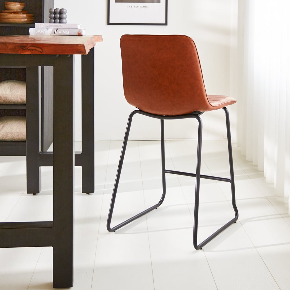 Barstol Mark imiteret læder Dimehouse Cognac LxBxH 79x65x54 Kunstlæder Atmosfærisk foto diagonalt set bagfra