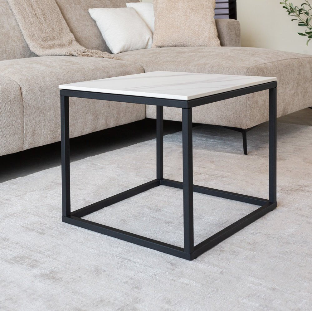 Sidebord Fien Dimehouse Hvid LxBxH 63x63x10 Sintret sten Atmosfærisk foto diagonalt set forfra