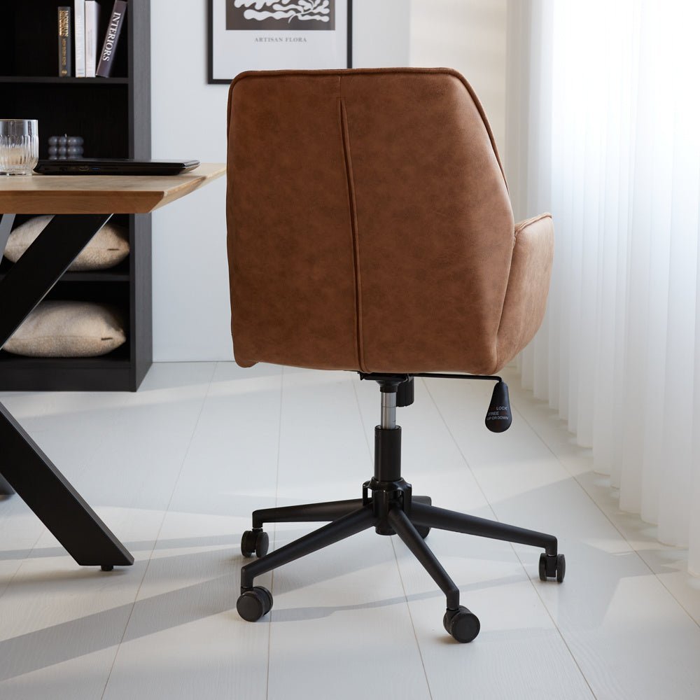 Kontorstol Novan Dimehouse Cognac LxBxH 72x63x58 Stof Atmosfærisk foto diagonalt set bagfra