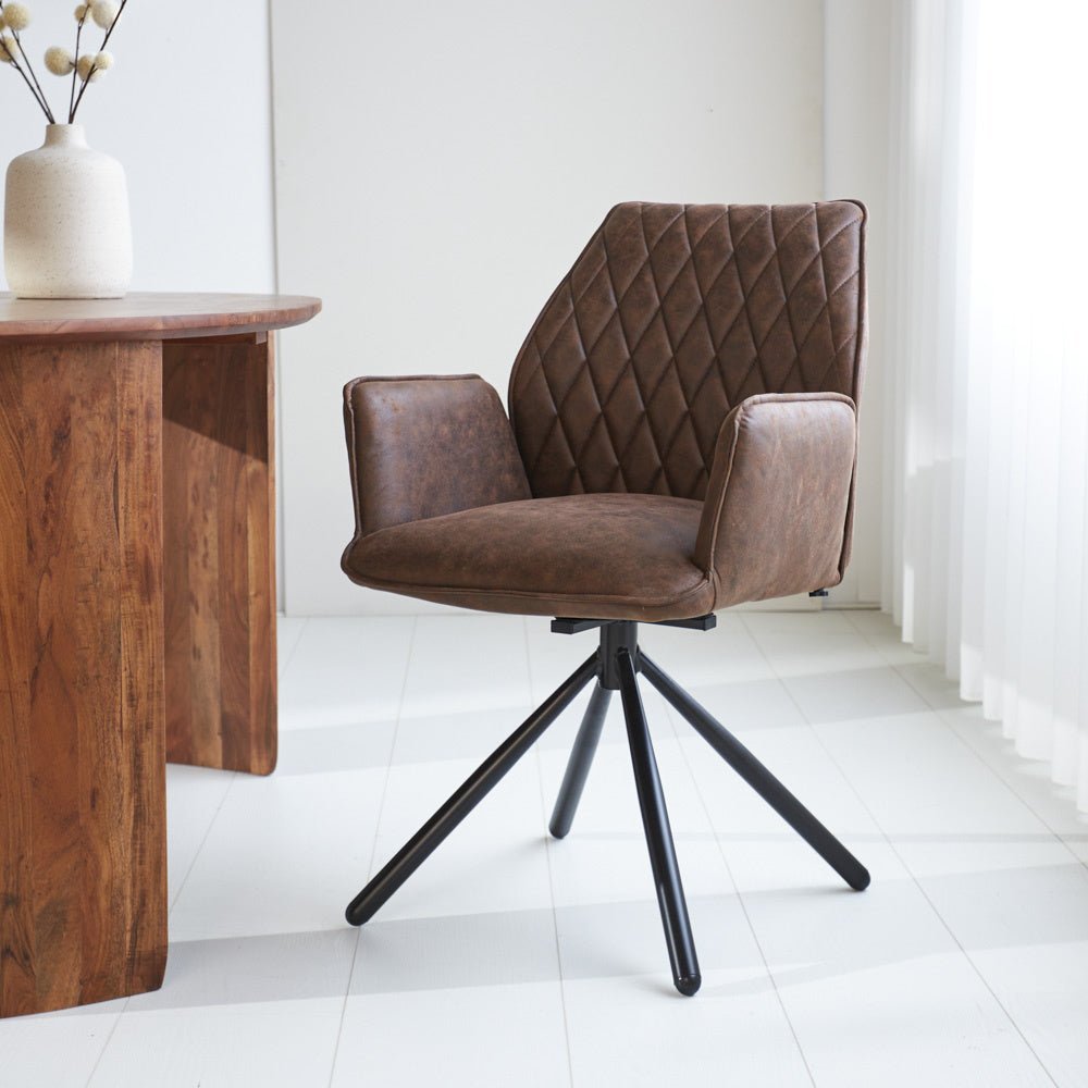 Spisestuestol Novan Microfiber Dimehouse Brun LxBxH 71x64x56 Stof Atmosfærisk foto diagonalt set forfra