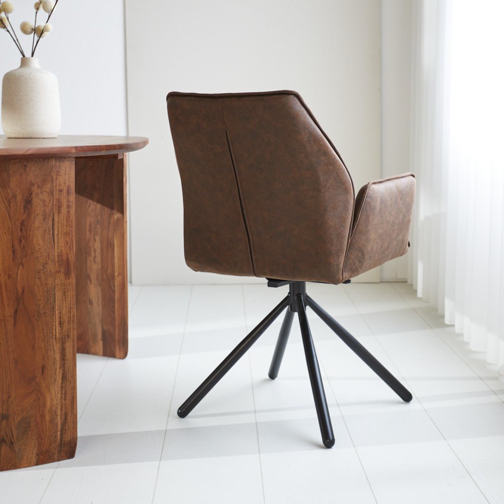 Spisestuestol Novan Microfiber Dimehouse Brun LxBxH 71x64x56 Stof Atmosfærisk foto diagonalt set bagfra