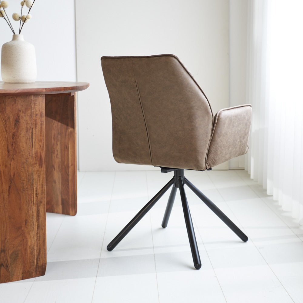 Spisestuestol Novan Microfiber Dimehouse Taupe LxBxH 71x64x56 Stof Atmosfærisk foto diagonalt set bagfra