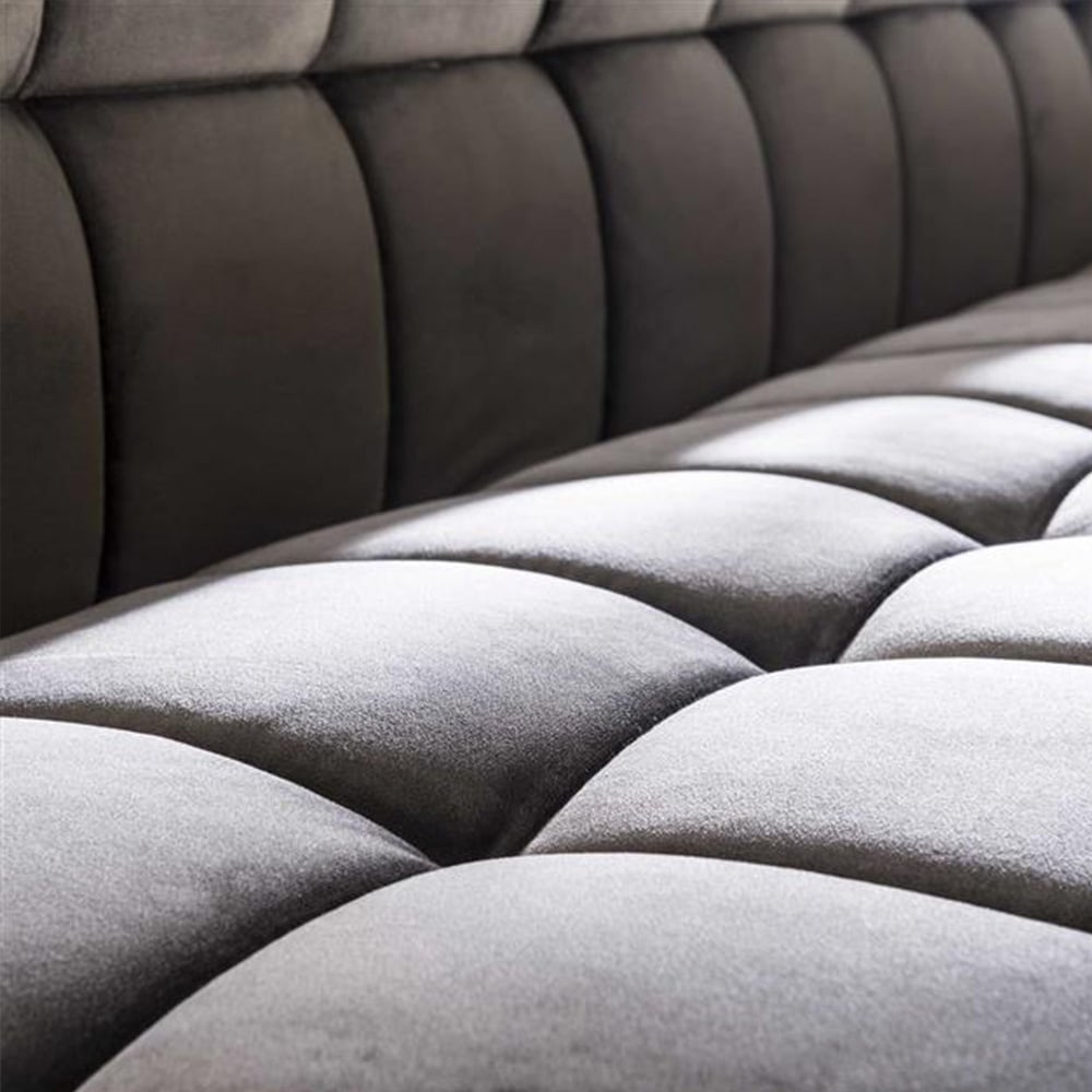 Spisesofa Romy DH Interiør Antracit LxBxH 196x81x58 Velvet Atmosfærisk foto diagonalt set forfra