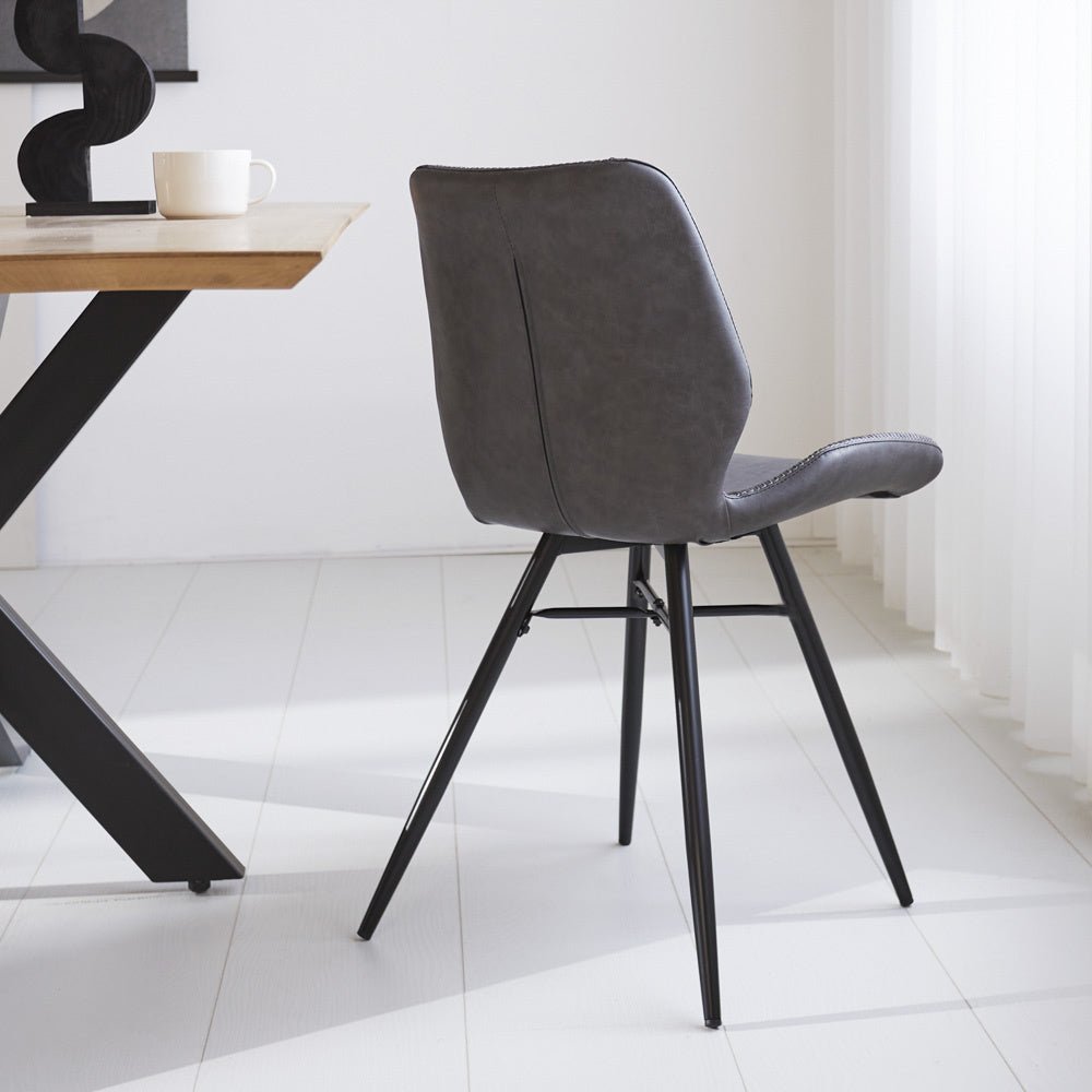 Spisestuestol Beau kunstlæder Dimehouse Antracit LxBxH 72x68x50 Kunstlæder Atmosfærisk foto diagonalt set bagfra
