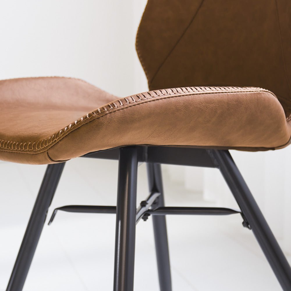 Spisestuestol Beau kunstlæder Dimehouse Cognac LxBxH 72x68x50 Kunstlæder Atmosfærisk fotodetalje