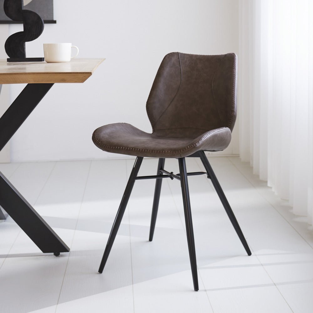 Spisestuestol Beau kunstlæder Dimehouse Taupe LxBxH 72x68x50 Kunstlæder Atmosfærisk foto diagonalt set forfra
