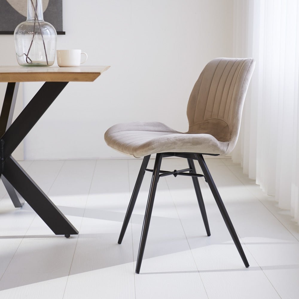 Spisestuestol Beau fløjl Dimehouse Beige LxBxH 71x67x49 Stof Atmosfærisk foto fra siden