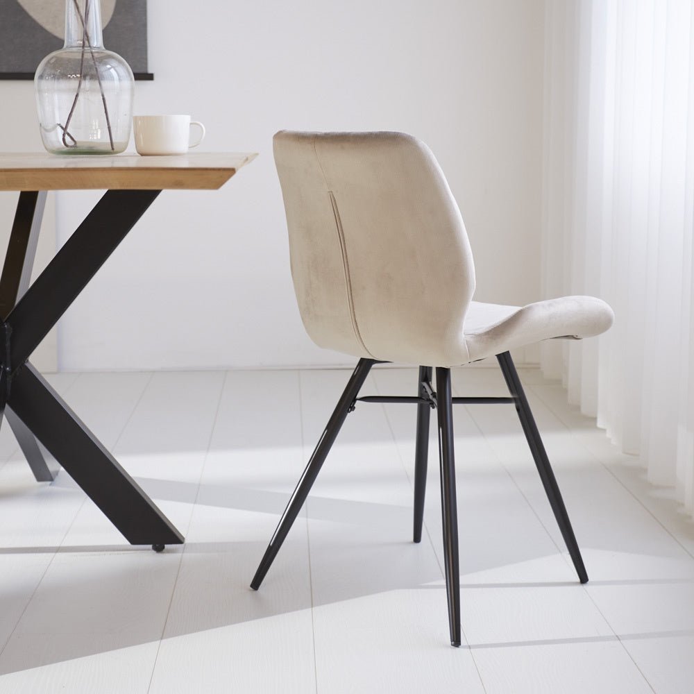 Spisestuestol Beau fløjl Dimehouse Beige LxBxH 71x67x49 Stof Atmosfærisk foto diagonalt set bagfra