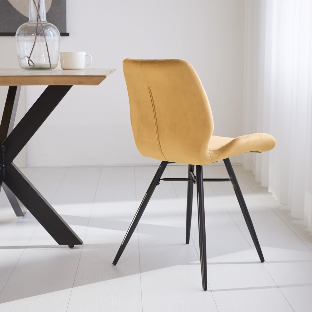 Spisestuestol Beau fløjl Dimehouse Gul LxBxH 71x67x49 Stof Atmosfærisk foto diagonalt set bagfra