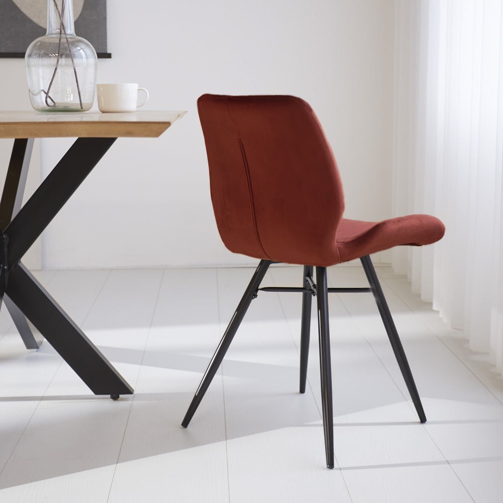 Spisestuestol Beau fløjl Dimehouse Kobber LxBxH 71x67x49 Stof Atmosfærisk foto diagonalt set bagfra
