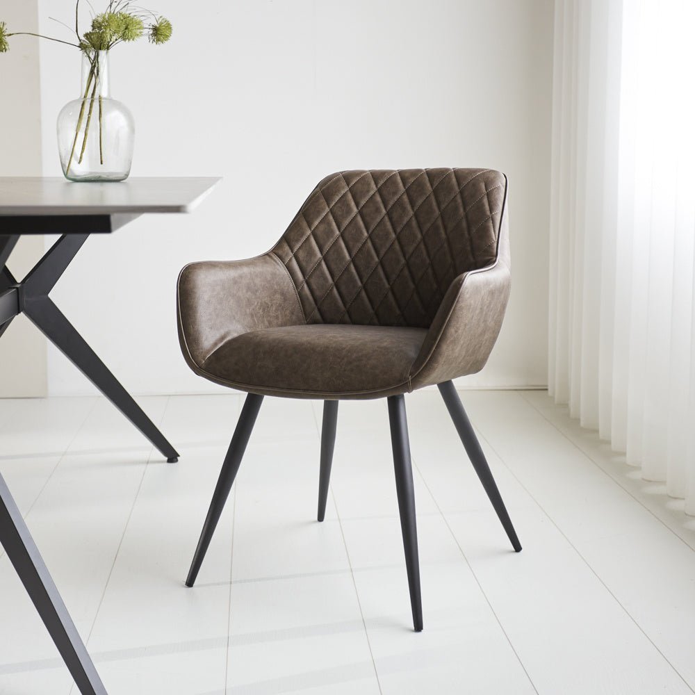 Spisestuestol Cara Dimehouse Taupe LxBxH 78x65x57 Kunstlæder Atmosfærisk foto diagonalt set forfra