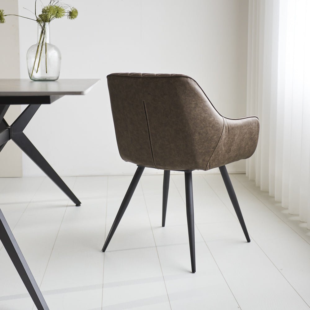 Spisestuestol Cara Dimehouse Taupe LxBxH 78x65x57 Kunstlæder Atmosfærisk foto diagonalt set bagfra
